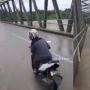 Niatnya Mau Menerobos Jembatan Roboh, Aksi Pemotor Ini Berakhir Tak Terduga