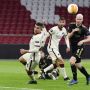 Videonya Viral, Anak Gawang Ajax Hantam Pemain AS Roma dengan Bola