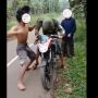 Bikin Geger! Pria Bertelanjang Dada Habisi Pemotor Sampai Masuk Semak-semak
