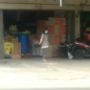 Viral Wanita Tebar Beras di Depan Toko, Mata Berkaca-kaca Tahu Endingnya