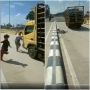 Viral Detik-detik Sekelompok Pemuda Nekat Berhentikan Truk dan Terlindas