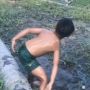 Viral Video Bocah Moncongkan Pantat, Lari saat Dikejar Emak-emak Bawa Sapu