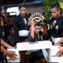 Pengantin Wanita Kuat Pecahkan Balok Pakai Siku, 'Suami Jangan Main-main'