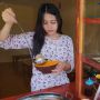 Penjual Bakso Cantik di Bandung Ini Mampu Jual Seratusan Mangkok per Hari