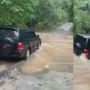 Niatnya Menyeberang Sungai, Mobil Mewah Ini Malah Bernasib Ngenes