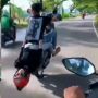 Viral Pasangan Naik Motor Jumping, Kepala Nyaris Libas Aspal, Tetap Ngegas!