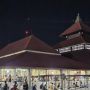 Suasana Salat Tarawih di Masjid Gedhe Kauman Digelar Dengan Terapkan Prokes