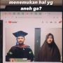 Kocak! Dua Pemuda ini Gantian Cosplay Jadi Orang Tua Saat Wisuda Online