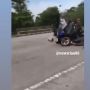 Parah! Pemotor di Bawah Umur Standing di Jalan Raya dan Tabrak Emak-emak