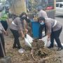 Pascabencana NTT, Polisi Dikerahkan Bersihkan Sampah di Kota Kupang