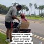 Viral Lelaki Keliling Bawa Tulisan Butuh Pekerjaan, Endingnya Bikin Mewek