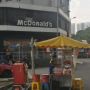 Jualan Burger KW Tepat di Depan McD, Kenekatan Pedagang Ini Dipuji Publik