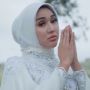 Rilis Lagu Religi Berjudul Syukur, Lucinta Luna Berhijab