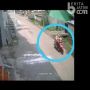 Terekam CCTV, Emak-emak Berkerudung Gendong Bayi Curi Motor di Mojokerto