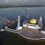 Melihat Keindahan Masjid Al Alam di Tengah Teluk Kendari