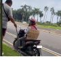 Viral Pemotor Bawa Papan 'Butuh Pekerjaan', Langsung Diinterview di Jalan