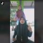Asyik Main TikTok, Handphone Cewek Ini Malah Dibawa Lari Monyet