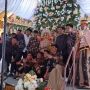 Bawa Perabot Sampai 'Depak' Pengantin Pria, Aksi Tamu Pernikahan ini Viral