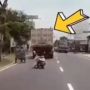 Heboh Emak-emak Naik Motor Berhentikan Truk, Cuma Mau Bilang Begini