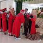 Viral Tamu Undangan Datang Pakai Toga Wisuda ke Pernikahan Teman