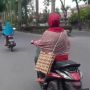 Emak-emak Angkut Telur Sekeranjang Pakai Motor, Cara Bawanya Bikin Cemas