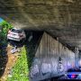 Mobil Mewah Nyangkut di Kolong Jalan Tol, Polisi Heran Sopirnya Selamat