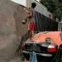 Viral Buruh Bangunan Berpijak di Atas Mobil Mewah, Harganya Bikin Pusing