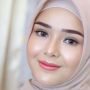 Sering Posting Busana Muslimah, Amananda Monopo Kini Jualan Kerudung