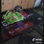Ortu Kerja, Bayi Tidur Di Trotoar Beralas Banner, Kisahnya Mengharukan