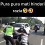Kocak! Hindari Razia, Pengendara Motor Ini Jatuhkan Diri Pura-Pura Mati