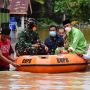 Gubernur Riau Tinjau Banjir Pekanbaru, Kucing di Perahu Karet Jadi Sorotan