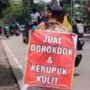 Bikin Mewek, Kakek Kena Stroke Jualan Kerupuk, Baju Cuma Itu-Itu Saja