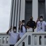 Bertandang ke Sumbar, Sandiago Uno Nikmati Sensasi Naik Jam Gadang