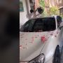 Heboh Pria Mandikan Mobil dengan Air Kembang, Katanya Supaya Selamat