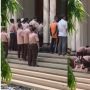 Nggak Kebagian Shaf, Aksi Remaja Salat di Tangga Masjid Tuai Perdebatan