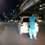 Toyota Avanza Mogok Didorong Pria Berkostum Doraemon, Aksinya Bikin Salut
