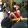 Momen Mensos Risma Beri Mainan ke Anak Kru KRI Nanggala-402, Publik Terharu