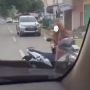 Viral Emak-Emak Santuy Ngobrol Sambil Bawa Motor di Tengah Jalan, Gereget!