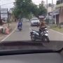 The Power of Emak-Emak! Selow Ngobrol dan Parkir Motor di Tengah Jalan Raya