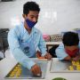 Semangat Siswa Disabilitas Membuat Kue Lebaran
