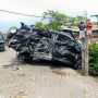 Ya Ampun! Mobil SUV Disambar Kereta, Pengemudi Terlempar Tewas Seketika