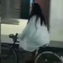 Lagi Pakai Tanktop, Wanita Berkostum Seram Bangunkan Sahur