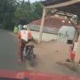 Tak Bisa Hidupkan Mesin, Pria Ini Pilih Buang Motornya ke Jalanan