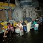 Truk Tangki Terguling di Pekalongan, Warga Jarah Minyak Goreng