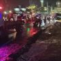 Truk Terjebak di Jalan Amblas di Jalur Puncak