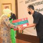 Menaker Serahkan Paket Ramadan ke Driver hingga Petugas Kebersihan