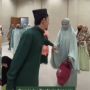 Ustadz Syam Gandeng Tangan Istri Usai Salat di Masjid, Alasannya Haru