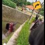 Viral, Kebablasan, Mobil yang Dikemudikan Emak-Emak Nyemplung ke Kali