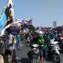 May Day, Buruh Surabaya Tuntun Sepeda Motor ke Grahadi Tolak UU Ciptakerja