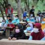 Kritik Sekolah Online, Ini Potret Anak-anak Belajar di Tepi Sungai Progo